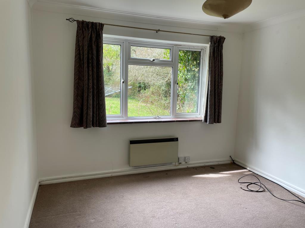 Lot: 14 - TWO-BEDROOM FLAT WITH GARAGE AND GARDENS -
